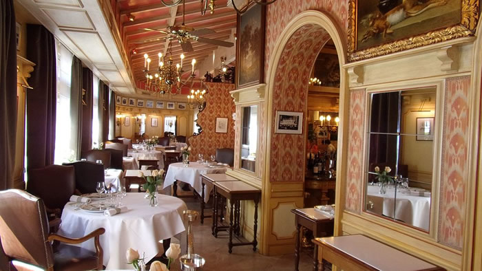 Intérieur de l'auberge de Paul Bocuse à Lyon